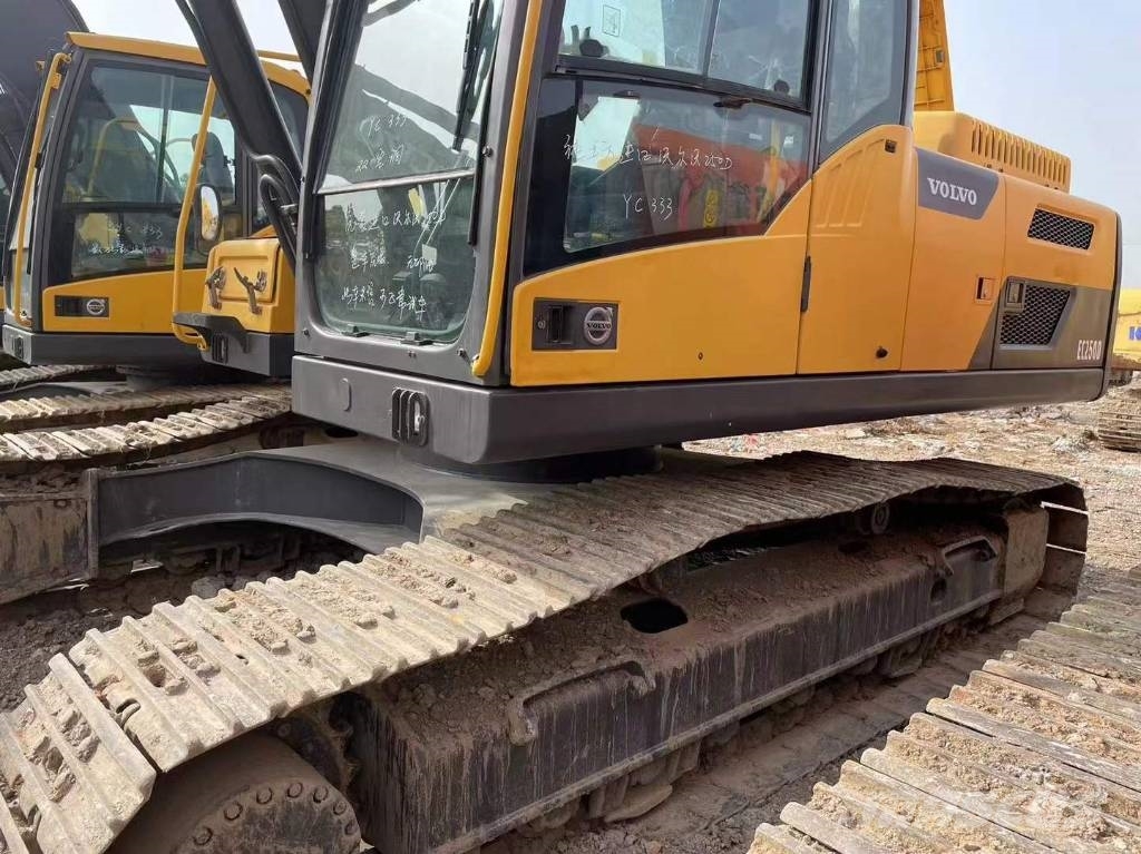 Volvo EC 250 D حفارات زحافة