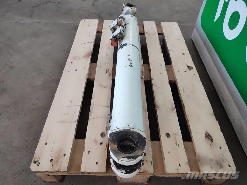 New Holland LB 110 hydraulic arm cylinder Hydraulikk