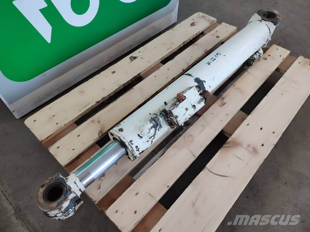 New Holland LB 110 hydraulic arm cylinder Hydraulikk