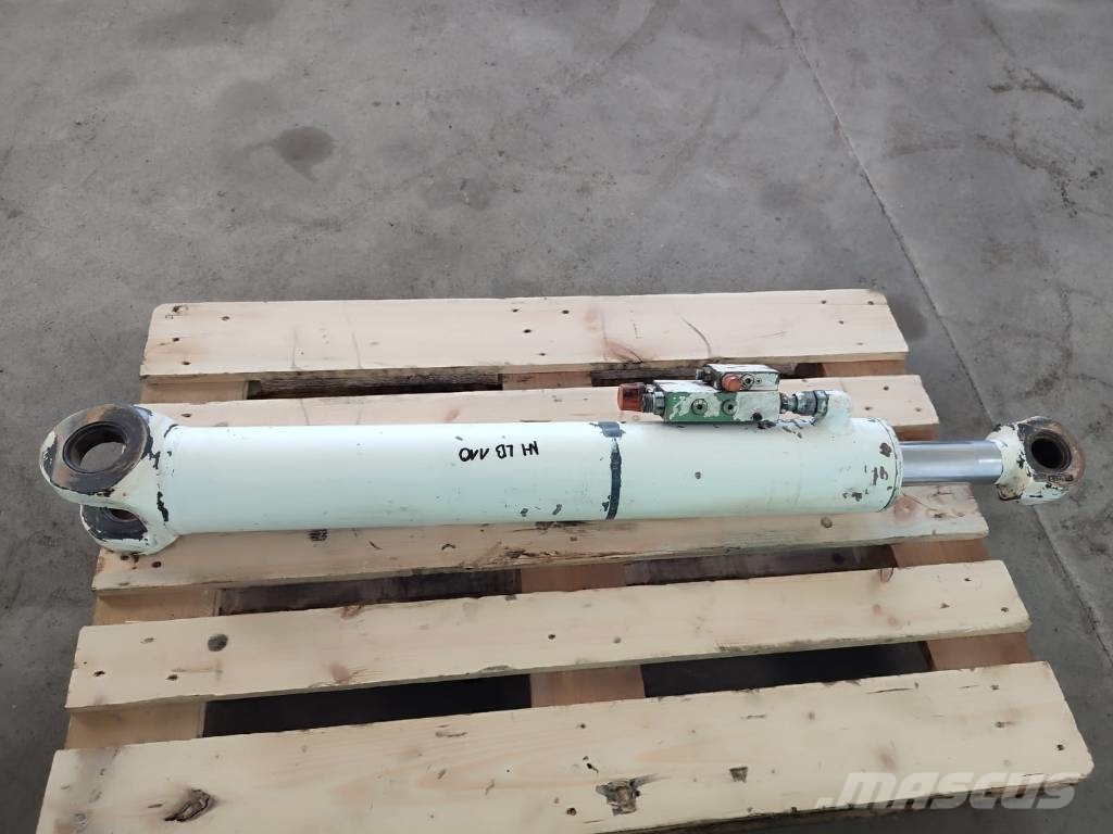 New Holland LB 110 hydraulic arm cylinder Hydraulikk