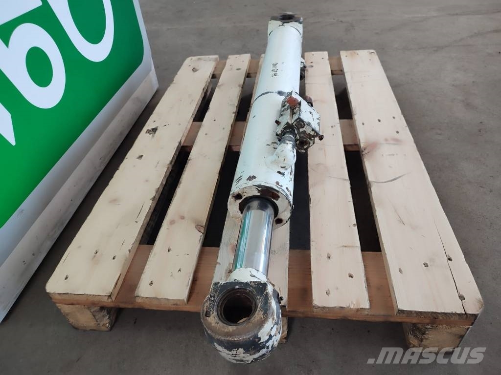 New Holland LB 110 hydraulic arm cylinder Hydraulikk