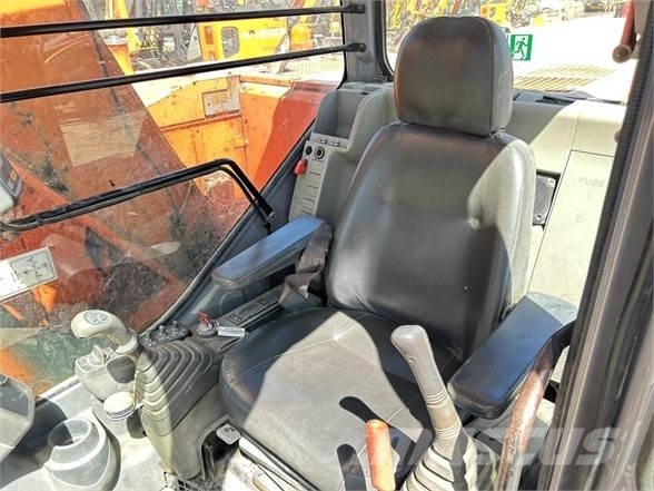 Hitachi ZX135US حفارات زحافة