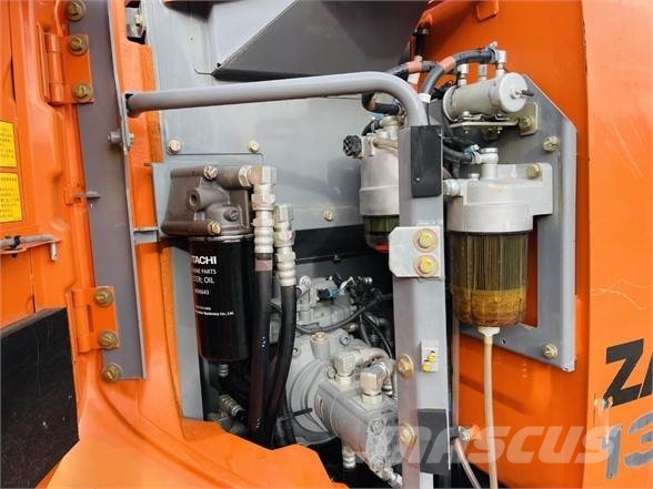 Hitachi ZX135US-5 حفارات زحافة
