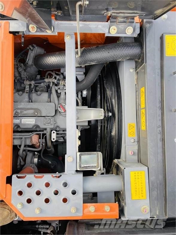 Hitachi ZX135US-5 حفارات زحافة