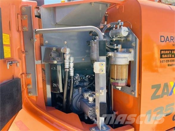 Hitachi ZX135US-5 حفارات زحافة