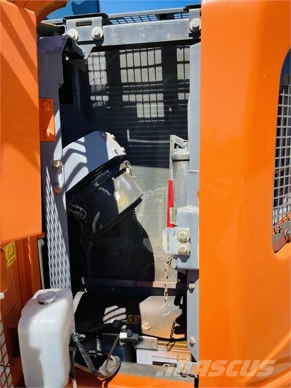 Hitachi ZX135US-5 حفارات زحافة