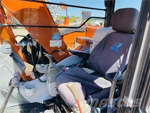Hitachi ZX135US-5 حفارات زحافة