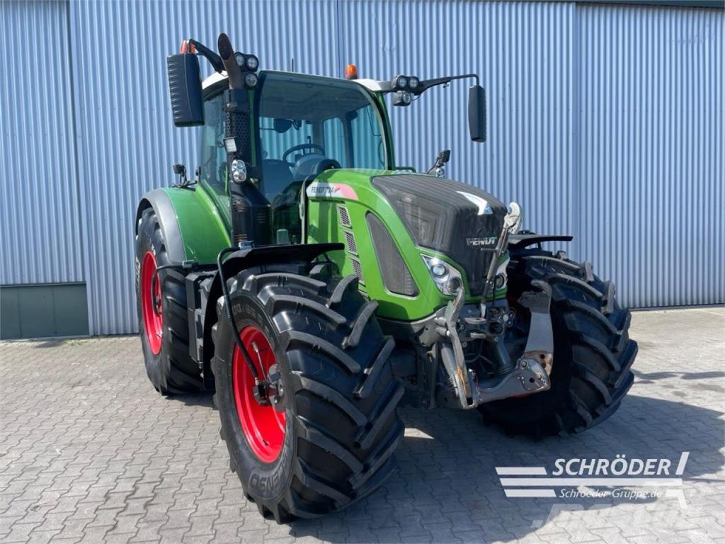 Fendt 724 VARIO S4 PROFI PLUS Tractors