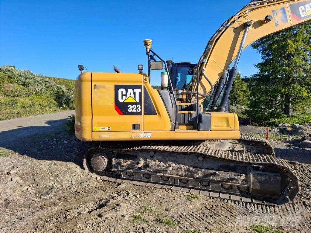 CAT 323 Excavadoras sobre orugas