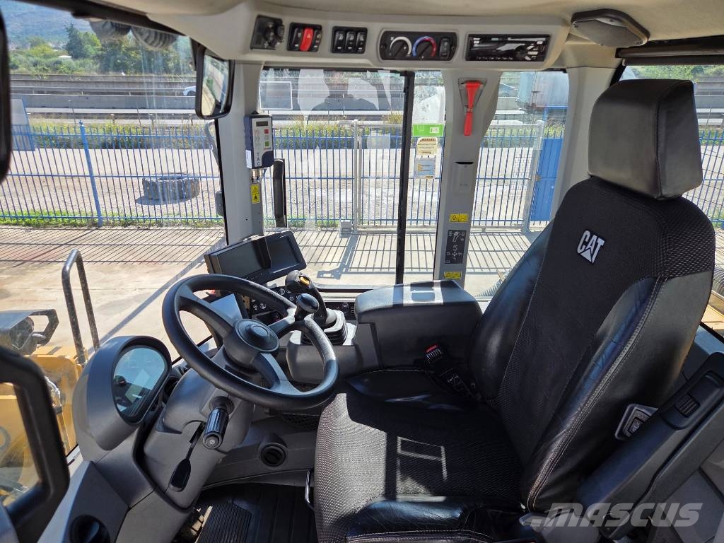 CAT 938m Pale gommate