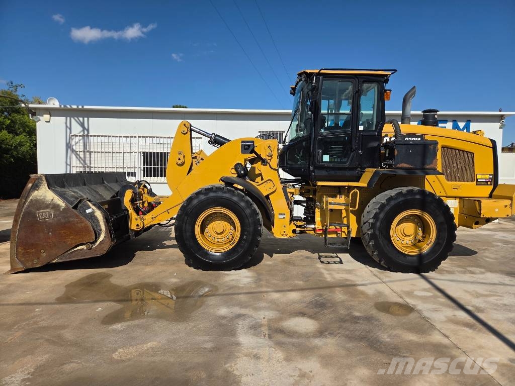 CAT 938m Pale gommate