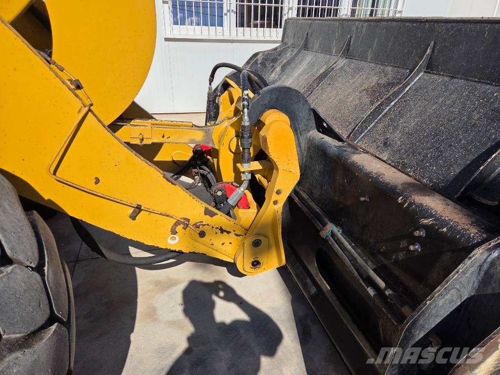 CAT 938m Pale gommate