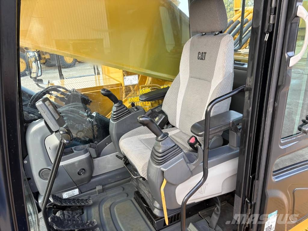 CAT 390 D L ME Bagri goseničarji