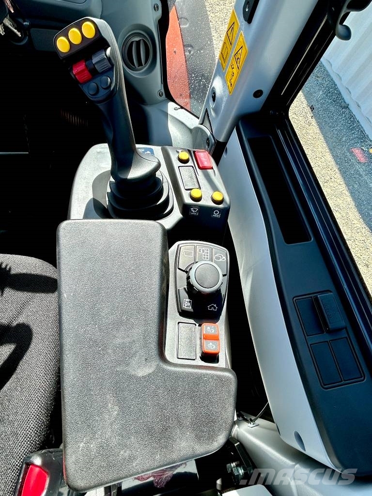 Hitachi ZW220-7, 2024, Modesto, California, United States