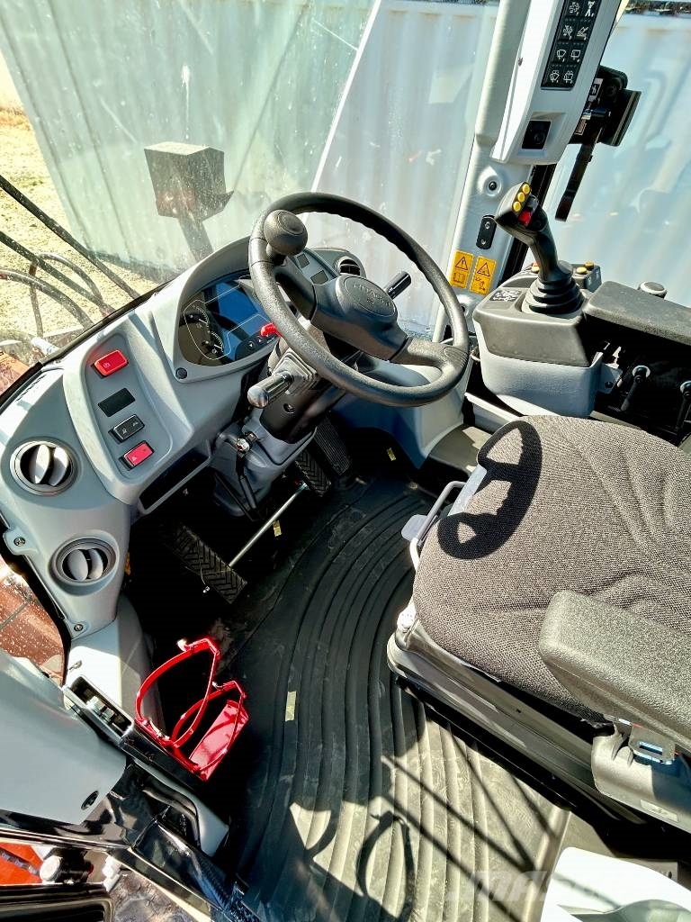 Hitachi ZW220-7, 2024, Modesto, California, United States