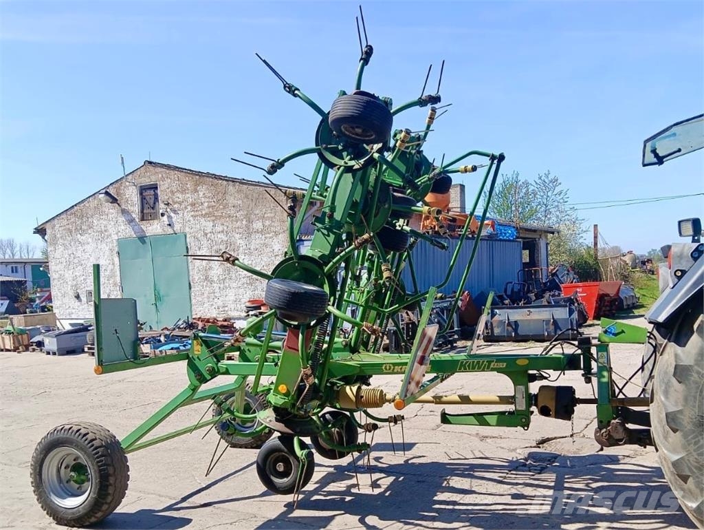 Krone KWT 8.82/8 耙與翻草機