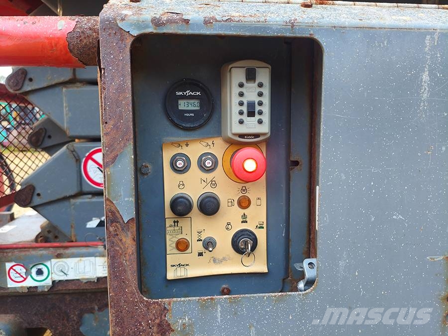 SkyJack SJ 6832 RT Sakselifter
