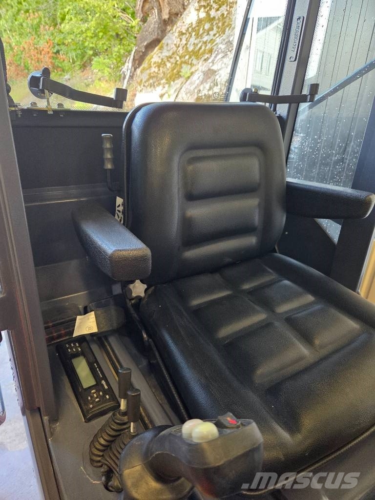 Flexitrac 1126 CAB Daugiafunkciniai pakrovėjai