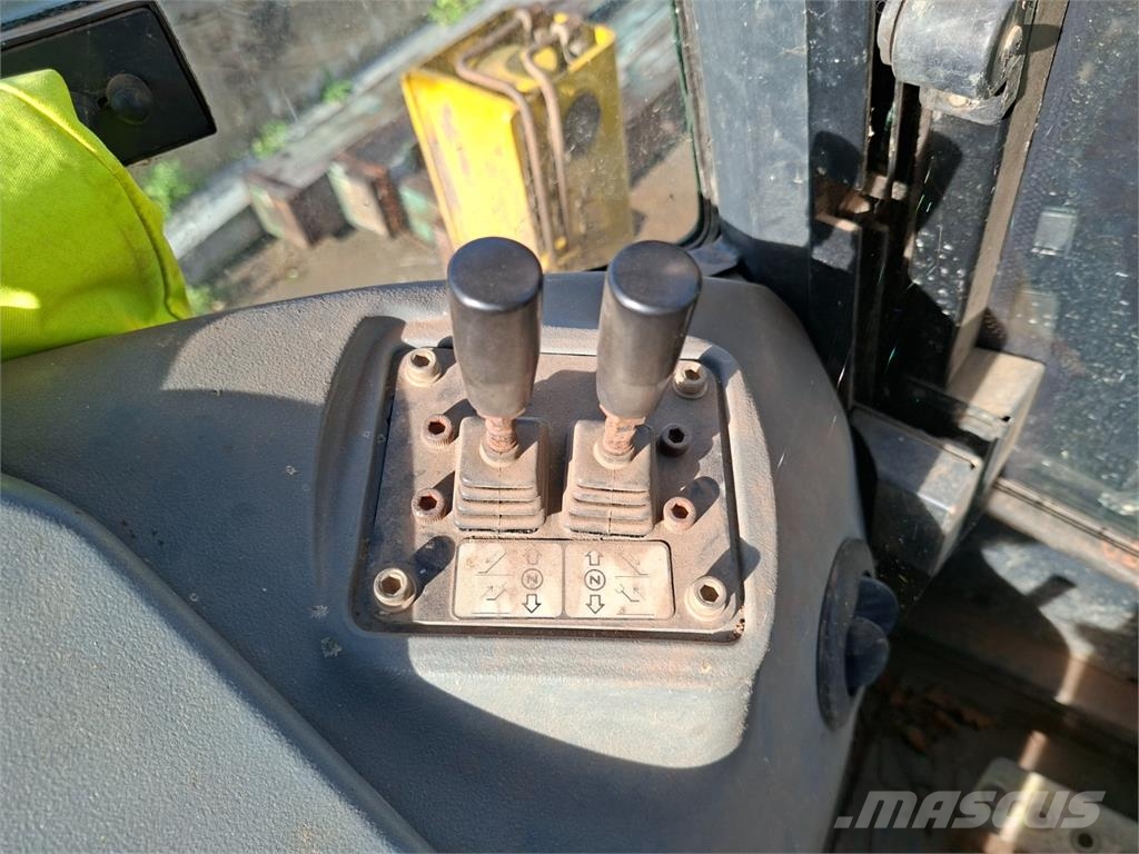 Komatsu WB 93 R-5 4X4 Stavebnictví - ostatní