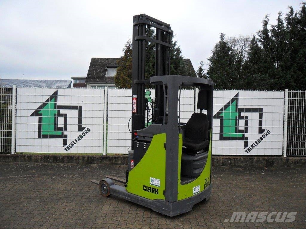 Clark CRT 14 Reachtruck voor hoog niveau