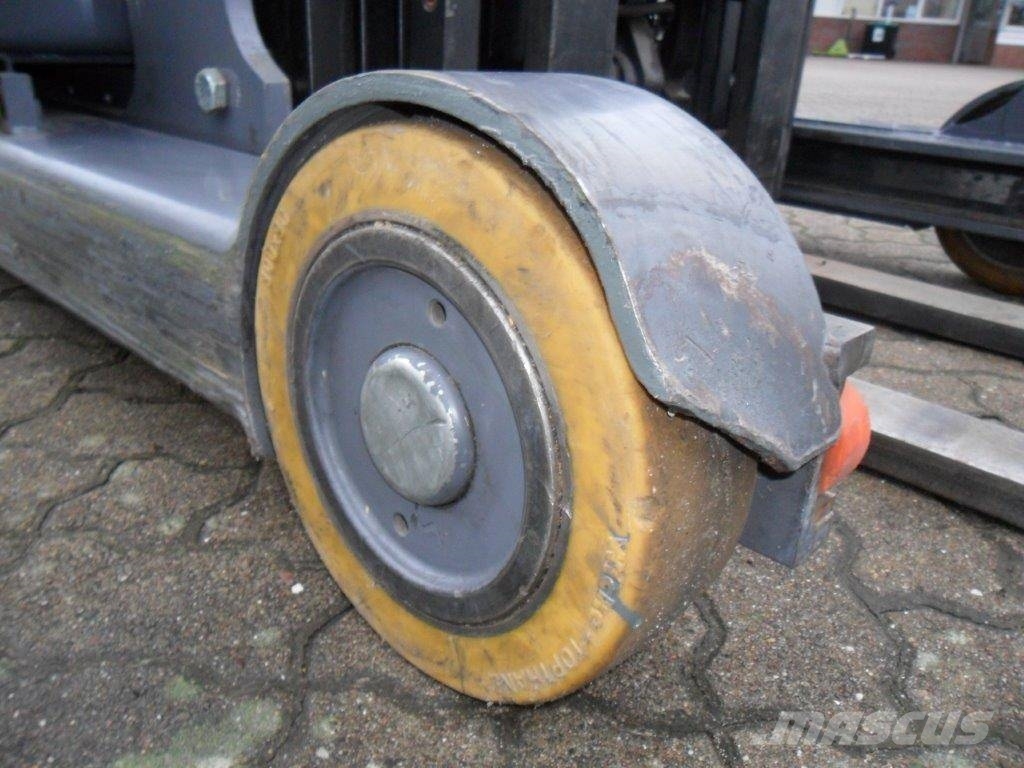 Clark CRT 14 Reachtruck voor hoog niveau