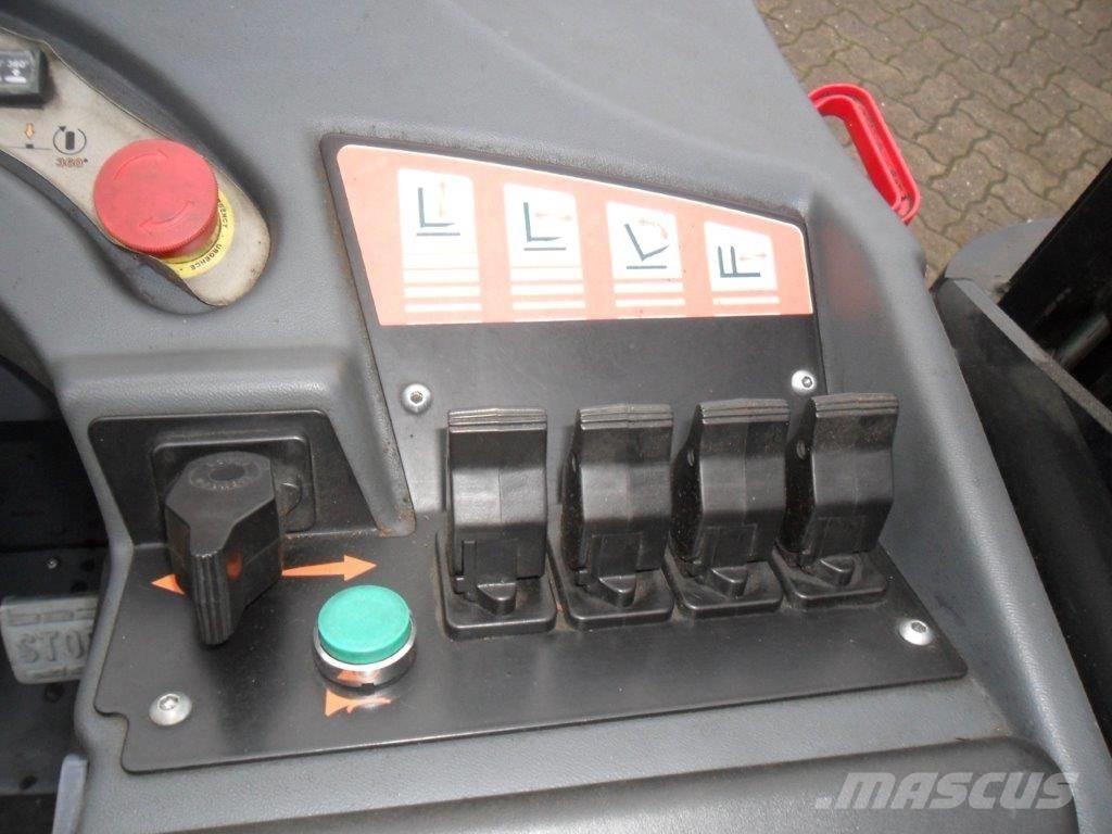Clark CRT 14 Reachtruck voor hoog niveau