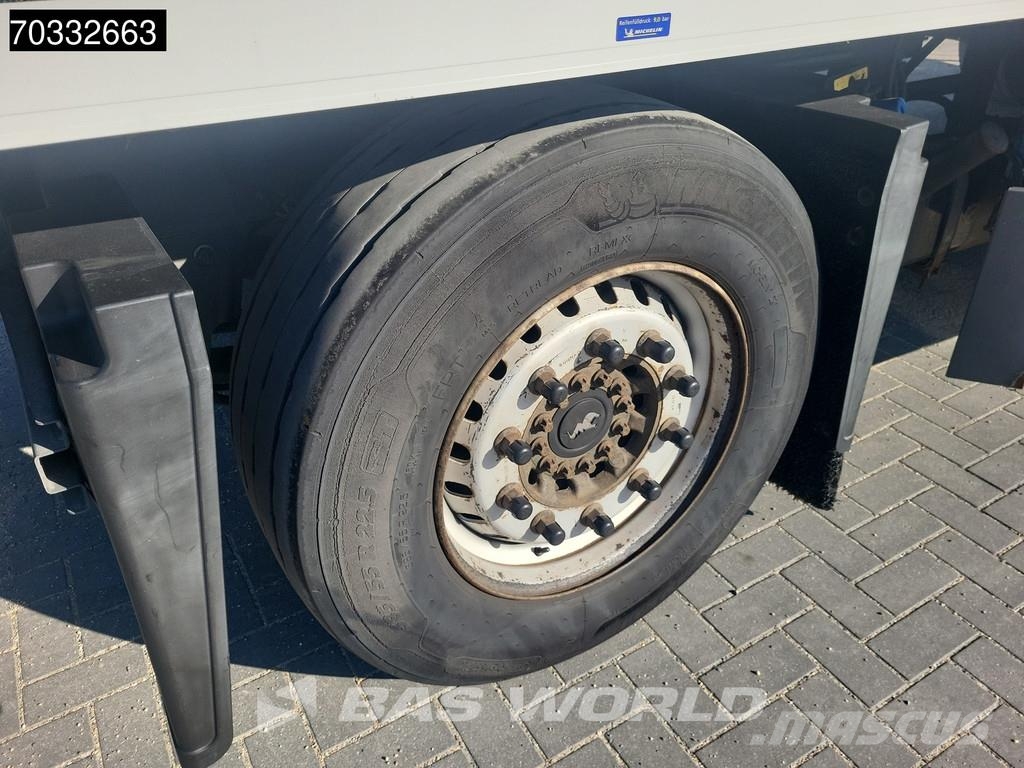 Schmitz Cargobull SCB*D2 2 axles Tail gate Kühlanhänger