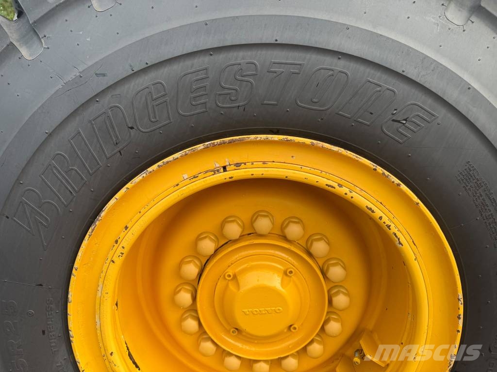 Volvo L90F Pale gommate