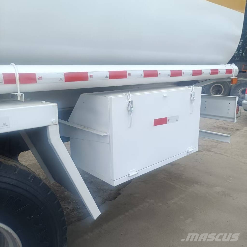 Sinotruk Howo  371 Fuel Tanker（8*4）  32m³ Transport – ostalo