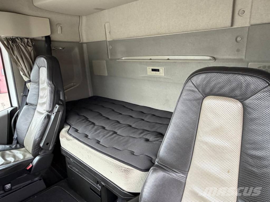 Volvo FH 6X4 Lyftbar Tandem Vetopöytäautot