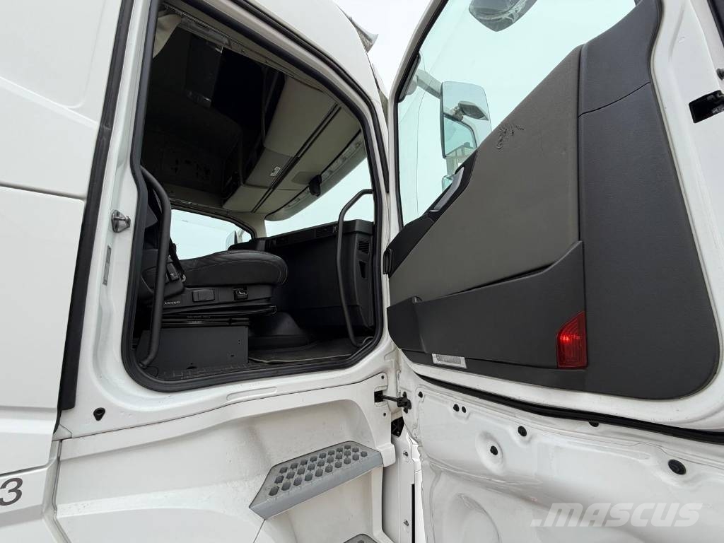 Volvo FH 6X4 Lyftbar Tandem Vetopöytäautot