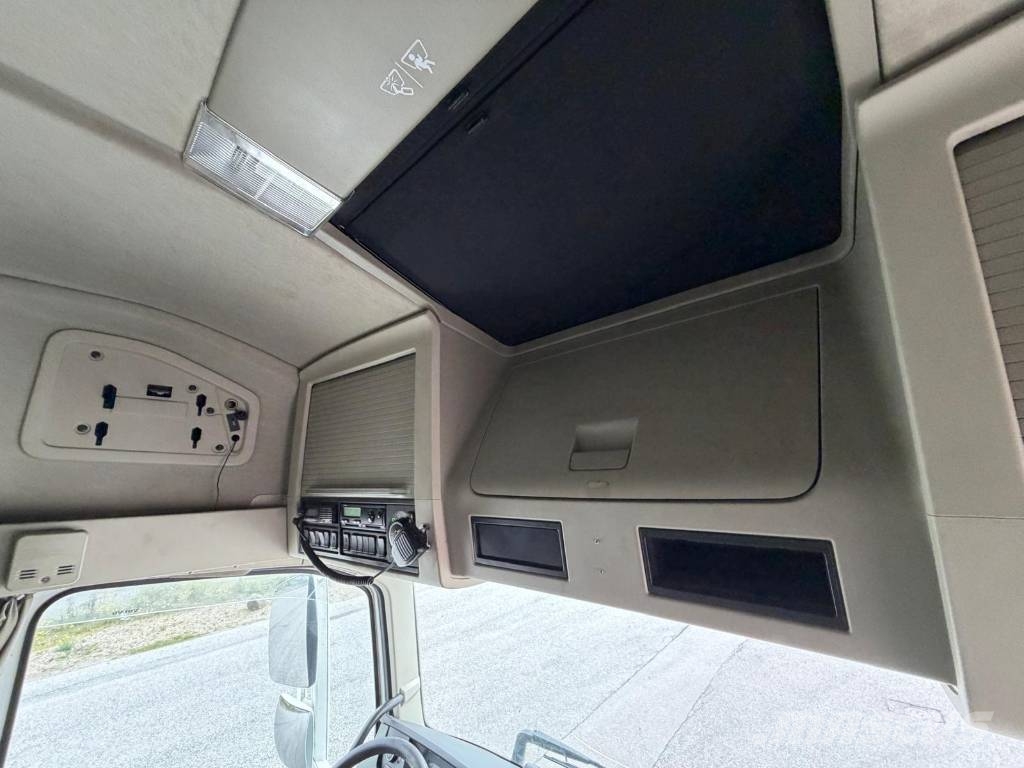 Volvo FH 6X4 Lyftbar Tandem Vetopöytäautot