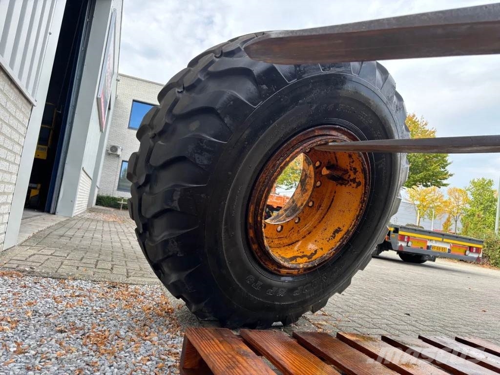 Dunlop Used 555/70R24 EM Dunlop wheel for Ahlmann wheello الإطارات والعجلات والحافات