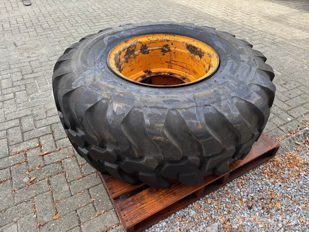 Dunlop Used 555/70R24 EM Dunlop wheel for Ahlmann wheello الإطارات والعجلات والحافات
