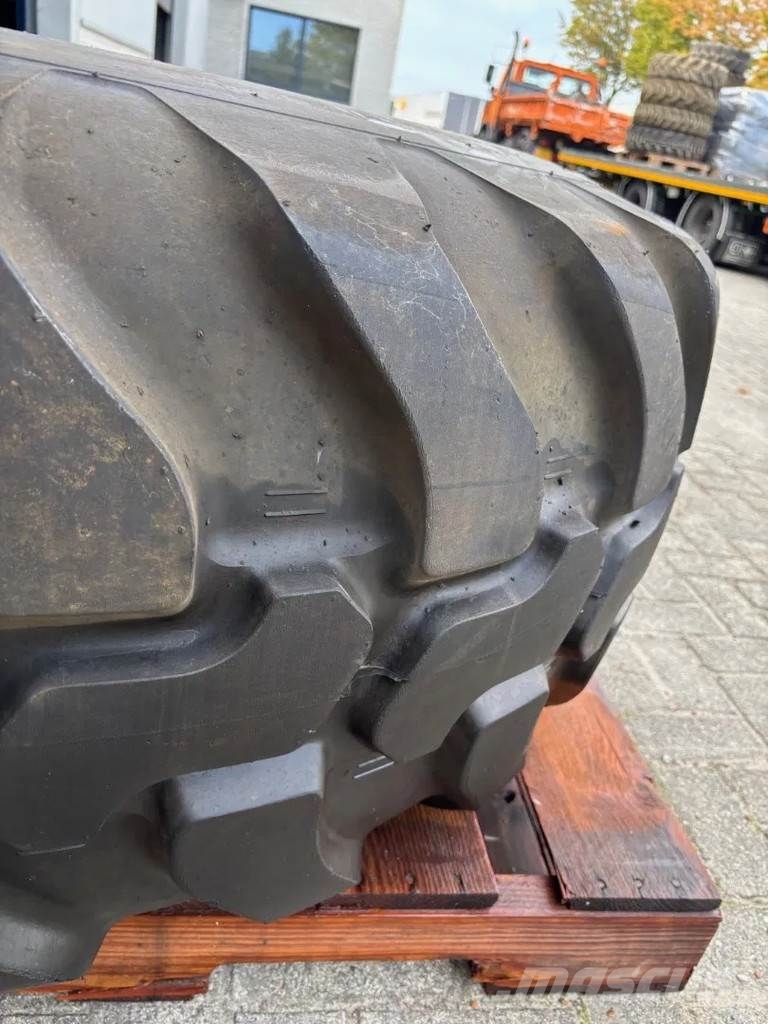 Dunlop Used 555/70R24 EM Dunlop wheel for Ahlmann wheello الإطارات والعجلات والحافات
