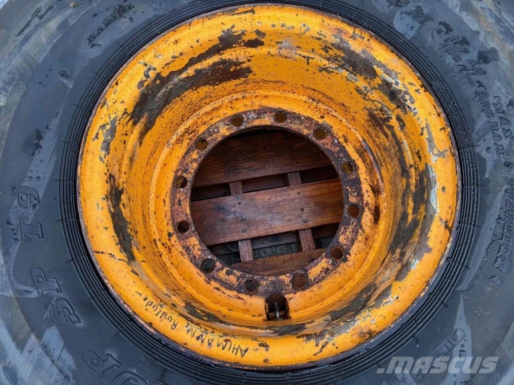 Dunlop Used 555/70R24 EM Dunlop wheel for Ahlmann wheello الإطارات والعجلات والحافات