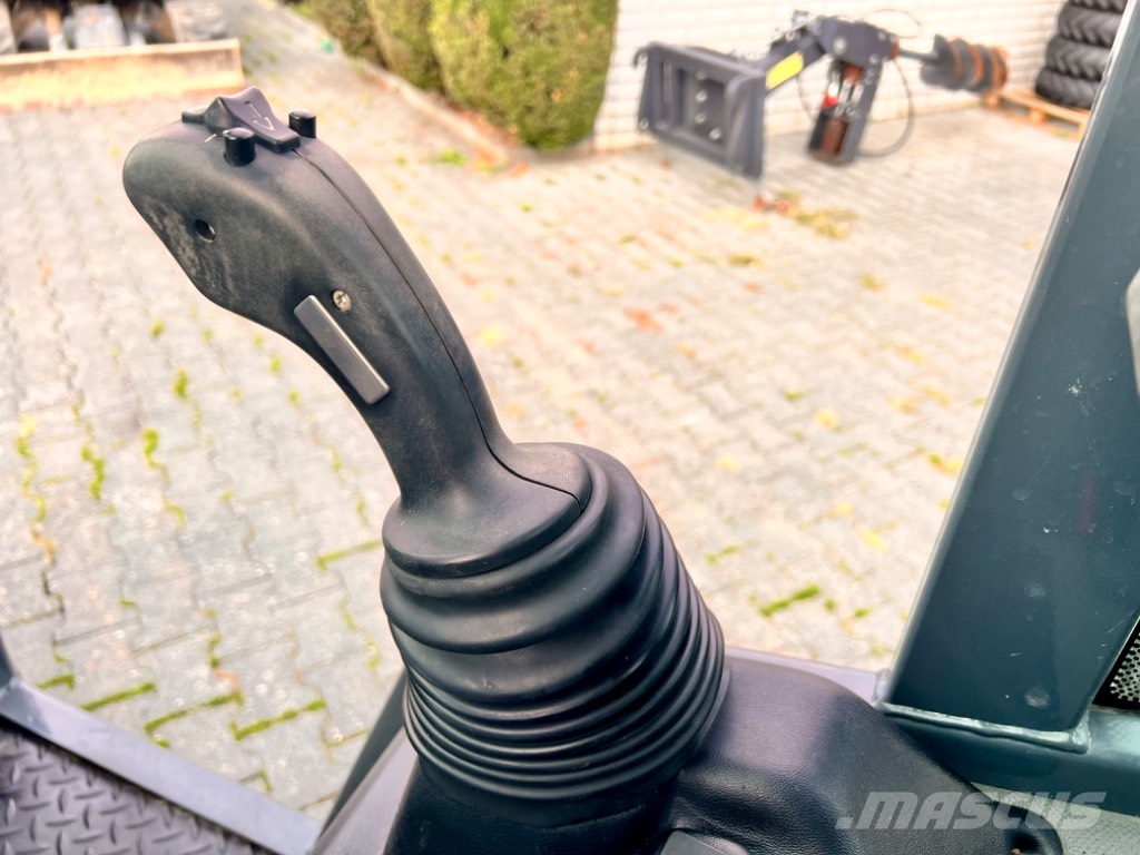 Gehl AL340 by Manitou Radlader