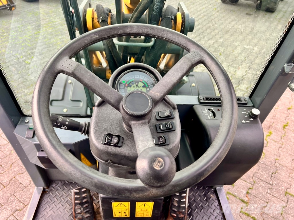 Gehl AL340 by Manitou Radlader