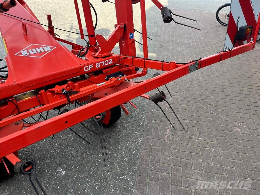Kuhn GF8702 defekt مكابس وميبسات التبن