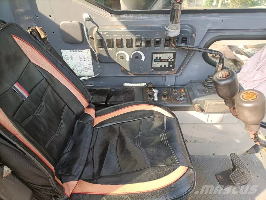 Kobelco CKE 2500 Grúas de oruga