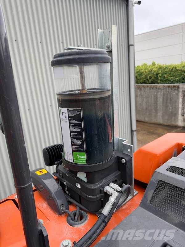 Hitachi ZX 135 US-7 حفارات زحافة