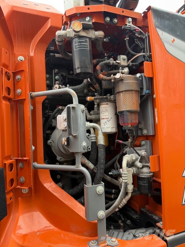 Hitachi ZX 135 US-7 حفارات زحافة