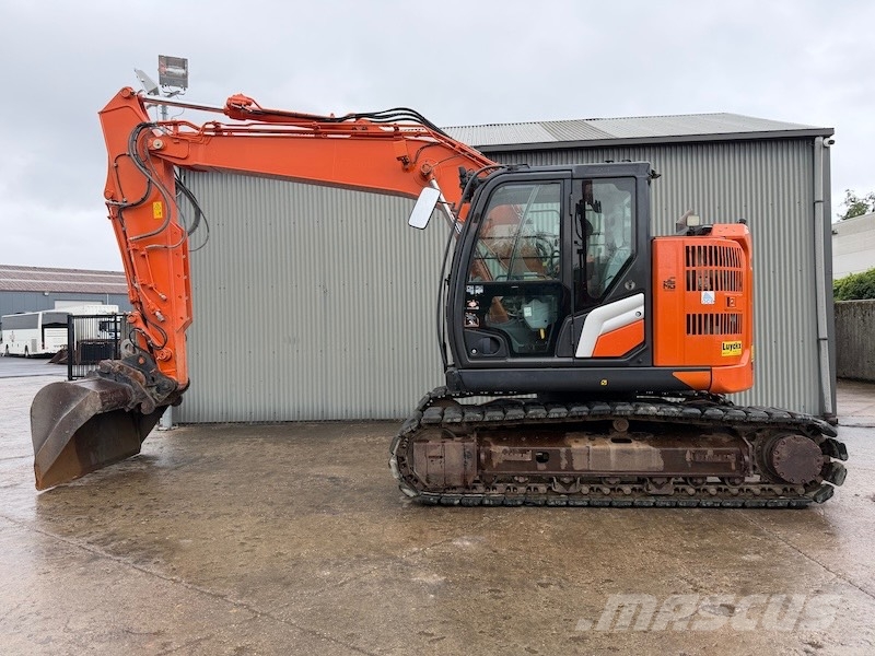 Hitachi ZX 135 US-7 حفارات زحافة