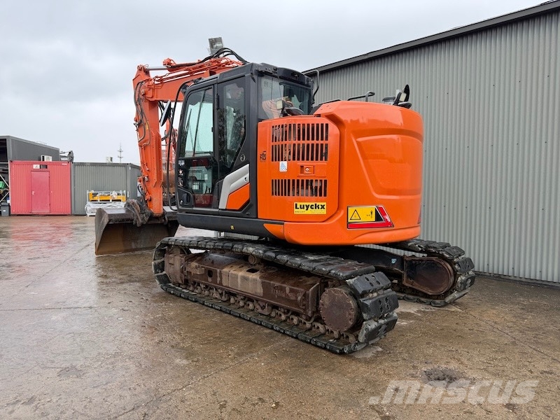 Hitachi ZX 135 US-7 حفارات زحافة