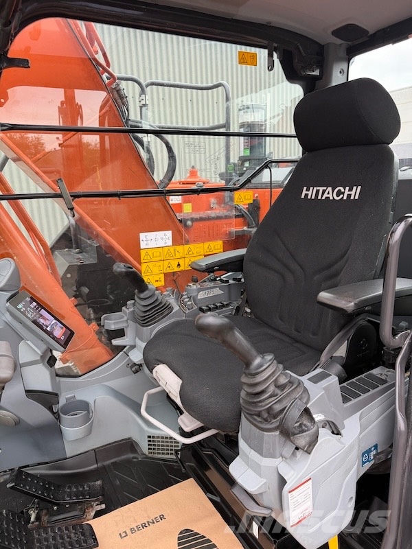 Hitachi ZX 135 US-7 حفارات زحافة