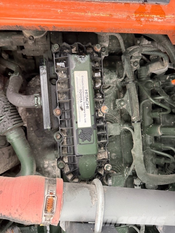 Hitachi ZX 135 US-7 حفارات زحافة