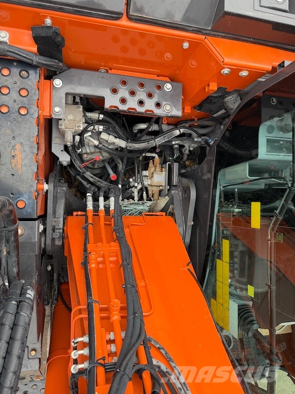 Hitachi ZX 135 US-7 حفارات زحافة