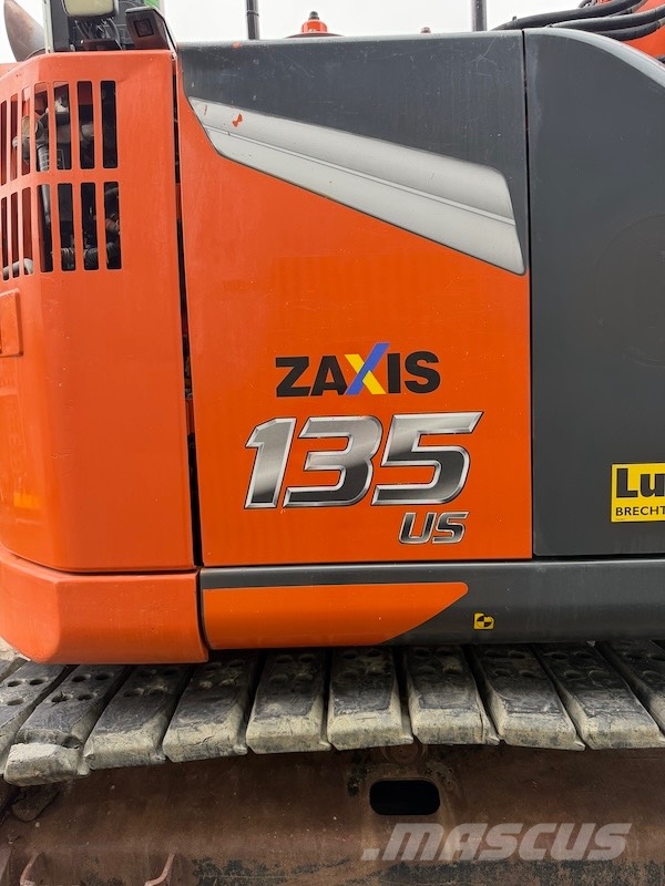 Hitachi ZX 135 US-7 حفارات زحافة