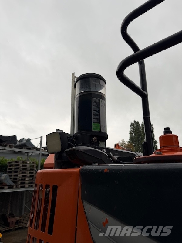 Hitachi ZX 135 US-7 حفارات زحافة