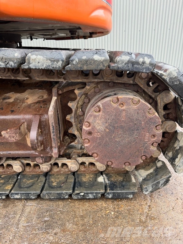 Hitachi ZX 135 US-7 حفارات زحافة